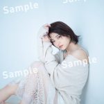 若月佑美、フォトエッセイ購入者特典ポストカードにプライベート風ショットや90年代ファッション図柄を起用