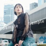 若月佑美、フォトエッセイ購入者特典ポストカードにプライベート風ショットや90年代ファッション図柄を起用