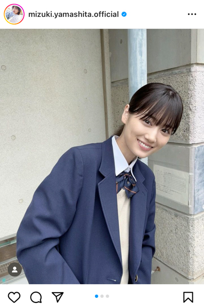 乃木坂46・山下美月、制服×ポニーテールでピースサイン！