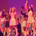 【速報】ガールズグループ・TiiiMO、美脚あらわな新衣装で唯一無二のパフォーマンス！ グラフィックポイ、総勢32名のバックダンサーなど新企画も盛り沢山・・・