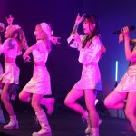 【速報】ガールズグループ・TiiiMO、美脚あらわな新衣装で唯一無二のパフォーマンス！ グラフィックポイ、総勢32名のバックダンサーなど新企画も盛り沢山・・・