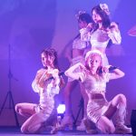 【速報】ガールズグループ・TiiiMO、美脚あらわな新衣装で唯一無二のパフォーマンス！ グラフィックポイ、総勢32名のバックダンサーなど新企画も盛り沢山・・・