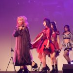 【速報】ガールズグループ・TiiiMO、美脚あらわな新衣装で唯一無二のパフォーマンス！ グラフィックポイ、総勢32名のバックダンサーなど新企画も盛り沢山・・・