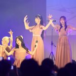 【速報】ガールズグループ・TiiiMO、美脚あらわな新衣装で唯一無二のパフォーマンス！ グラフィックポイ、総勢32名のバックダンサーなど新企画も盛り沢山・・・