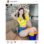 あのん、超ミニ丈デニムから太もも見せつけ！