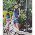 高岡早紀、すらり＆美白肌際立つノースリーブ×膝上丈デニムサロペットスカート姿のプラベSHOT ファンから「あ～かわいし美しっ」「美女神の微笑み」と歓喜の声