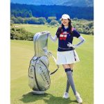 アンミカ、「夏のバカンス」夫を見つめながら手つなぎラウンドするラブラブ後ろ姿を披露「ウエアはネイビー×白×赤系と決めて、互いに好きにセレクト」