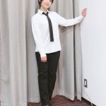 声優・上坂すみれ、白シャツ×ネクタイで『イケメンすぎる』男装を披露！