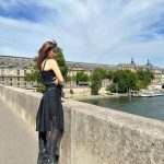 川口春奈、美しい肩がちらりと見えるクール系コーデでパリを満喫！「めちゃくちゃカッコいい！」とファンから歓喜の声