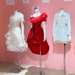 小倉唯、アーティストデビュー10周年記念衣装展「ゆいくろーぜっと」大好評開催中！23日からは10周年記念ライブ衣装も追加展示！