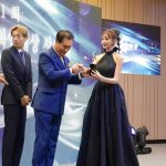 明日花キララ、ゴージャスな黒ドレス姿で授賞式に登場!世界中のファンから歓喜の声