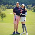 アンミカ、「夏のバカンス」夫を見つめながら手つなぎラウンドするラブラブ後ろ姿を披露「ウエアはネイビー×白×赤系と決めて、互いに好きにセレクト」