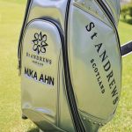 アンミカ、「夏のバカンス」夫を見つめながら手つなぎラウンドするラブラブ後ろ姿を披露「ウエアはネイビー×白×赤系と決めて、互いに好きにセレクト」