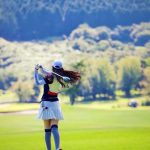 アンミカ、「夏のバカンス」夫を見つめながら手つなぎラウンドするラブラブ後ろ姿を披露「ウエアはネイビー×白×赤系と決めて、互いに好きにセレクト」