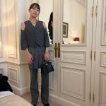 川口春奈、美しい肩がちらりと見えるクール系コーデでパリを満喫！「めちゃくちゃカッコいい！」とファンから歓喜の声