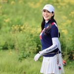 アンミカ、「夏のバカンス」夫を見つめながら手つなぎラウンドするラブラブ後ろ姿を披露「ウエアはネイビー×白×赤系と決めて、互いに好きにセレクト」