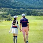 アンミカ、「夏のバカンス」夫を見つめながら手つなぎラウンドするラブラブ後ろ姿を披露「ウエアはネイビー×白×赤系と決めて、互いに好きにセレクト」