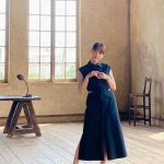 平祐奈、さりげない肌見せ＆サイドスリットが女性らしいブラックシャツワンピ姿やオフショルダー＆デニムのカジュアル姿の『原色美少女図鑑』オフショットに「正に、何色にも染められていない、原色の美女」と反響