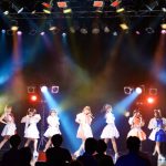 【写真特集】dela、セーラー風衣装と爽やかなパフォーマンスで会場を盛り上げる！