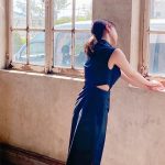 平祐奈、さりげない肌見せ＆サイドスリットが女性らしいブラックシャツワンピ姿やオフショルダー＆デニムのカジュアル姿の『原色美少女図鑑』オフショットに「正に、何色にも染められていない、原色の美女」と反響