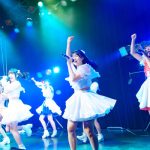 【写真特集】dela、セーラー風衣装と爽やかなパフォーマンスで会場を盛り上げる！