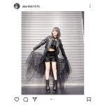 声優・鬼頭明里、全身黒の衣装でお腹チラリ「お腹ありがとうございます」「セクシーで可愛いです」とファン歓喜