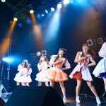 【写真特集】dela、セーラー風衣装と爽やかなパフォーマンスで会場を盛り上げる！