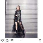 声優・鬼頭明里、全身黒の衣装でお腹チラリ「お腹ありがとうございます」「セクシーで可愛いです」とファン歓喜