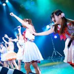 【写真特集】dela、セーラー風衣装と爽やかなパフォーマンスで会場を盛り上げる！