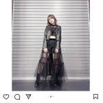 声優・鬼頭明里、全身黒の衣装でお腹チラリ「お腹ありがとうございます」「セクシーで可愛いです」とファン歓喜