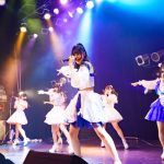 【写真特集】dela、セーラー風衣装と爽やかなパフォーマンスで会場を盛り上げる！