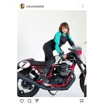 平嶋夏海、ピッタリスーツでバイクに跨り抜群スタイルを披露「カッケェーーー！」とファン歓喜