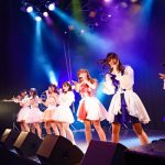 【写真特集】dela、セーラー風衣装と爽やかなパフォーマンスで会場を盛り上げる！