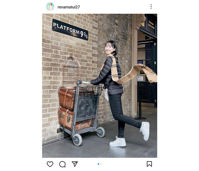 松井玲奈、ハリポタ『9と4分の3番線』の聖地にご満悦「素敵な写真！」「マフラーの躍動感が凄い」とファン称賛