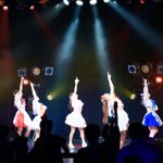 【写真特集】dela、セーラー風衣装と爽やかなパフォーマンスで会場を盛り上げる！