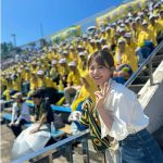 新田さちか、母校の『星稜高校』決勝戦を観戦！汗をかいて応援する姿に「こんな可愛い子に応援されたい」「横顔きれいすぎて見惚れちゃいました」とファン歓喜