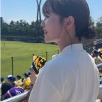 新田さちか、母校の『星稜高校』決勝戦を観戦！汗をかいて応援する姿に「こんな可愛い子に応援されたい」「横顔きれいすぎて見惚れちゃいました」とファン歓喜