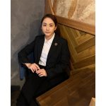 平祐奈、ビシっとキマったスーツ姿に歓喜の声「目がキリッとしてるから、スーツもお似合い」