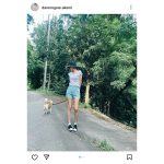 ダレノガレ明美、カジュアルスタイルで美脚すらり「わんちゃんのお散歩」でくたくたに