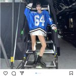 TWICE・MOMO、アメフト風衣装で美脚スラリ「脚綺麗すぎる」「you are so beautiful!」とファン歓喜