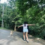 ダレノガレ明美、カジュアルスタイルで美脚すらり「わんちゃんのお散歩」でくたくたに