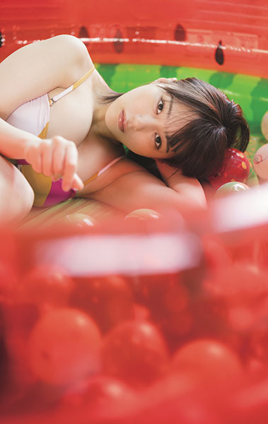 HKT48・田中美久が1年ぶりに水着で「blt graph.vol.92」表紙に登場