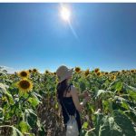 SKE48・青海ひな乃、肌見せ夏コーデで向日葵畑を堪能！「太陽のような笑顔が可愛い」