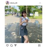 藤川らるむ、プリーツスカートから透明美脚チラリ