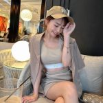 堀尾実咲、肌見せコーデのミニスカから美脚を大胆披露！