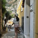 小嶋陽菜、超ミニショーパンから異次元の美脚を披露！