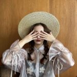 板野友美、花柄水着で魅せる美尻ショット！