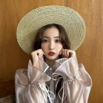 板野友美、花柄水着で魅せる美尻ショット！