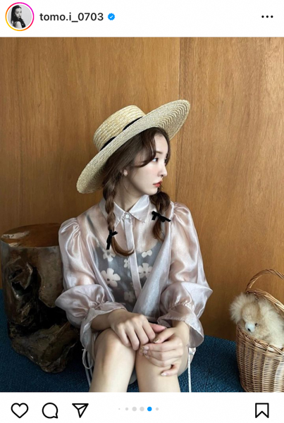 板野友美、花柄水着で魅せる美尻ショット！