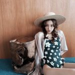 板野友美、花柄水着で魅せる美尻ショット！